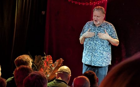 Kiiu kõrts täitus naeruga: Indrek Taalmaa monotükk läks täismajale