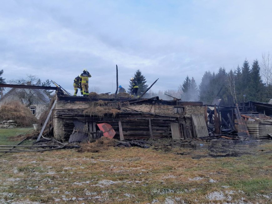Salongi kuivatama jäetud soojapuhur süütas auto ja hävitas terve hoone