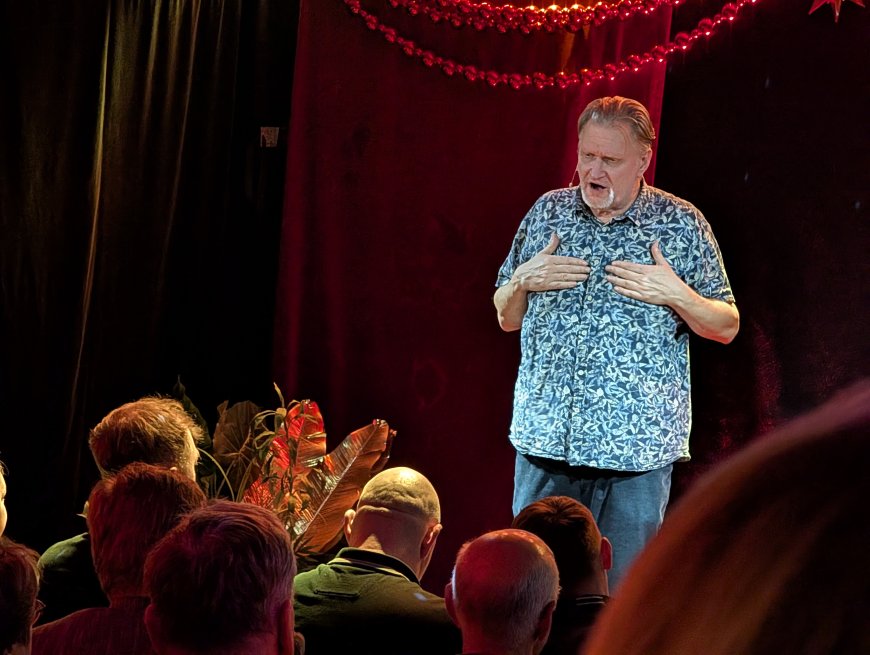 Kiiu kõrts täitus naeruga: Indrek Taalmaa monotükk läks täismajale