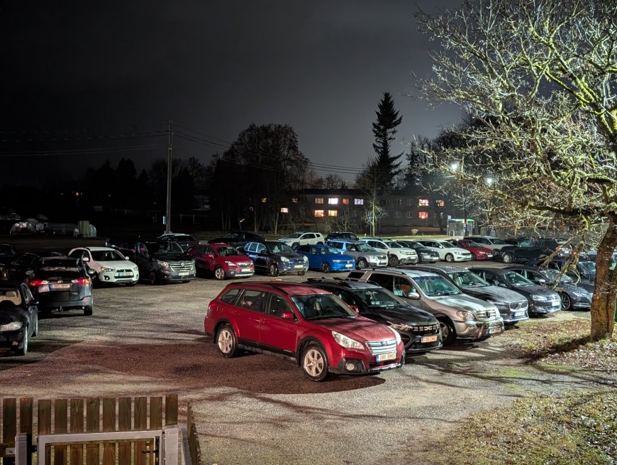 Kiiu kõrts täitus naeruga: Indrek Taalmaa monotükk läks täismajale