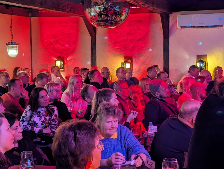 Kiiu kõrts täitus naeruga: Indrek Taalmaa monotükk läks täismajale