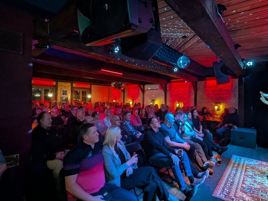 Kiiu kõrts täitus naeruga: Indrek Taalmaa monotükk läks täismajale