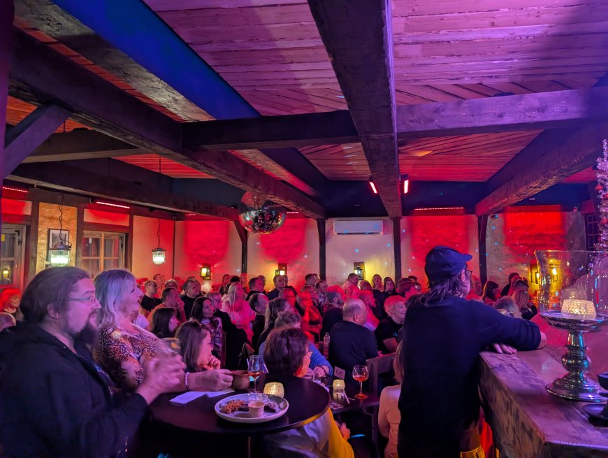 Kiiu kõrts täitus naeruga: Indrek Taalmaa monotükk läks täismajale