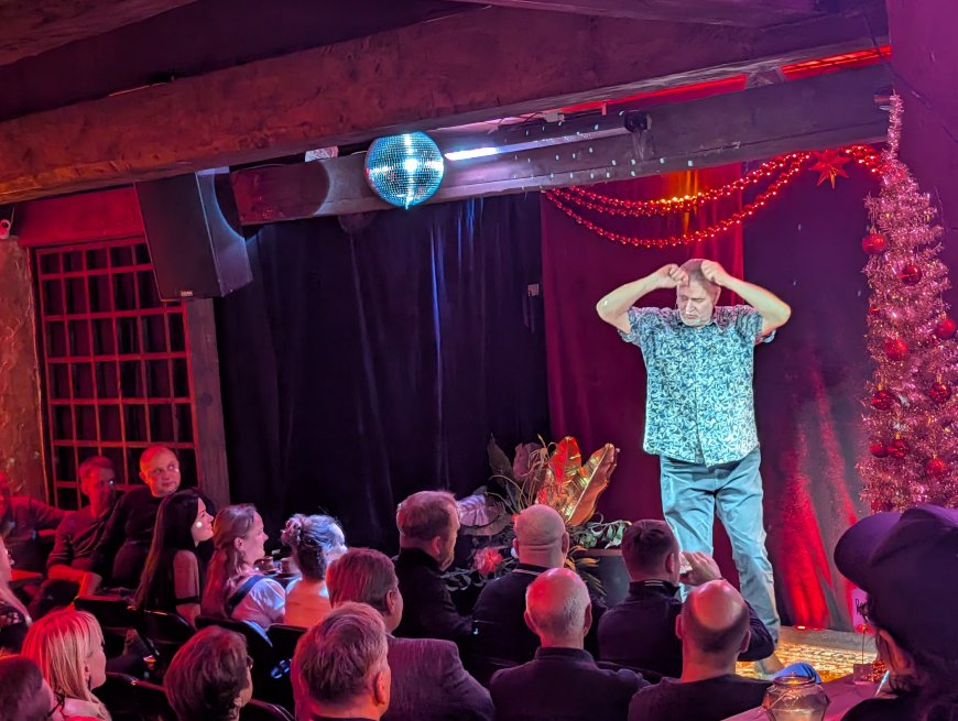 Kiiu kõrts täitus naeruga: Indrek Taalmaa monotükk läks täismajale