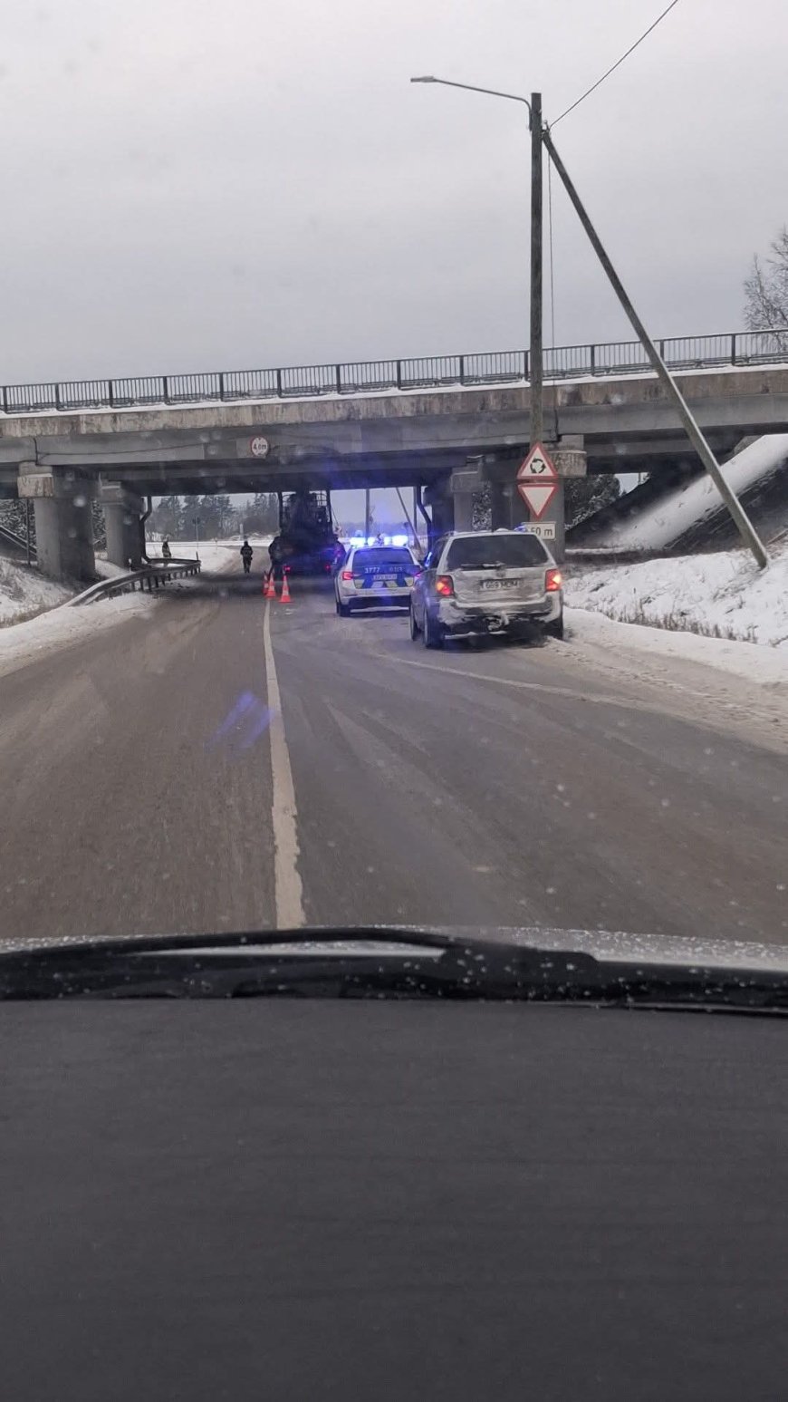 Õnnetus Kiiu-Soodla teel: veok rammis silda