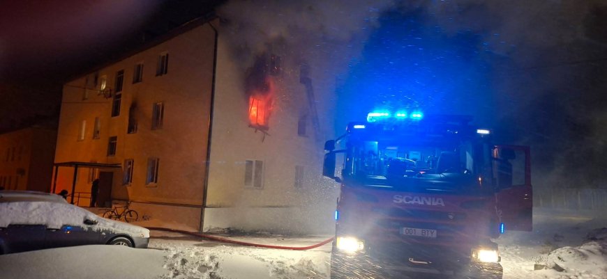 ​Tulekahju Loksal: päästjad päästsid kolmanda korruse aknale lõksu jäänud inimesed