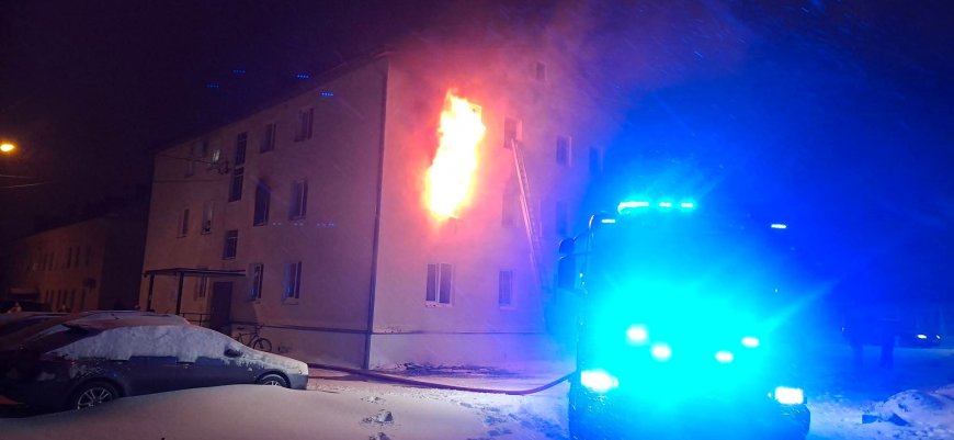 ​Tulekahju Loksal: päästjad päästsid kolmanda korruse aknale lõksu jäänud inimesed