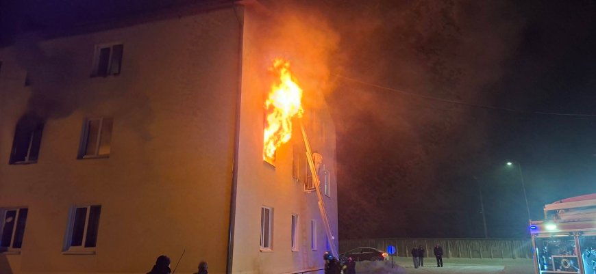 ​Tulekahju Loksal: päästjad päästsid kolmanda korruse aknale lõksu jäänud inimesed