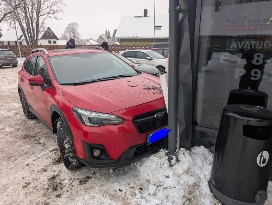 FOTOD JA LUGU |Kuusalu Grossi toidupoes juhtus õnnetus: sõiduauto sõitis  kaupluse klaasfassaadi