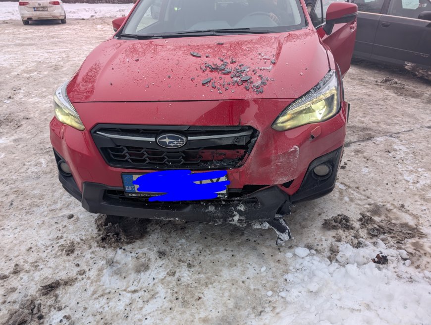 FOTOD JA LUGU |Kuusalu Grossi toidupoes juhtus õnnetus: sõiduauto sõitis  kaupluse klaasfassaadi