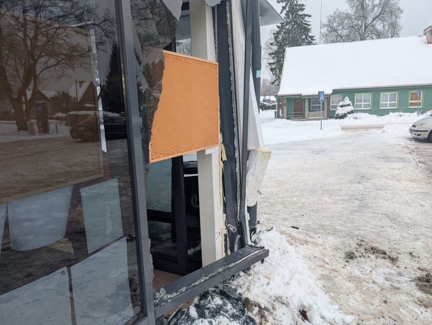 FOTOD JA LUGU |Kuusalu Grossi toidupoes juhtus õnnetus: sõiduauto sõitis  kaupluse klaasfassaadi