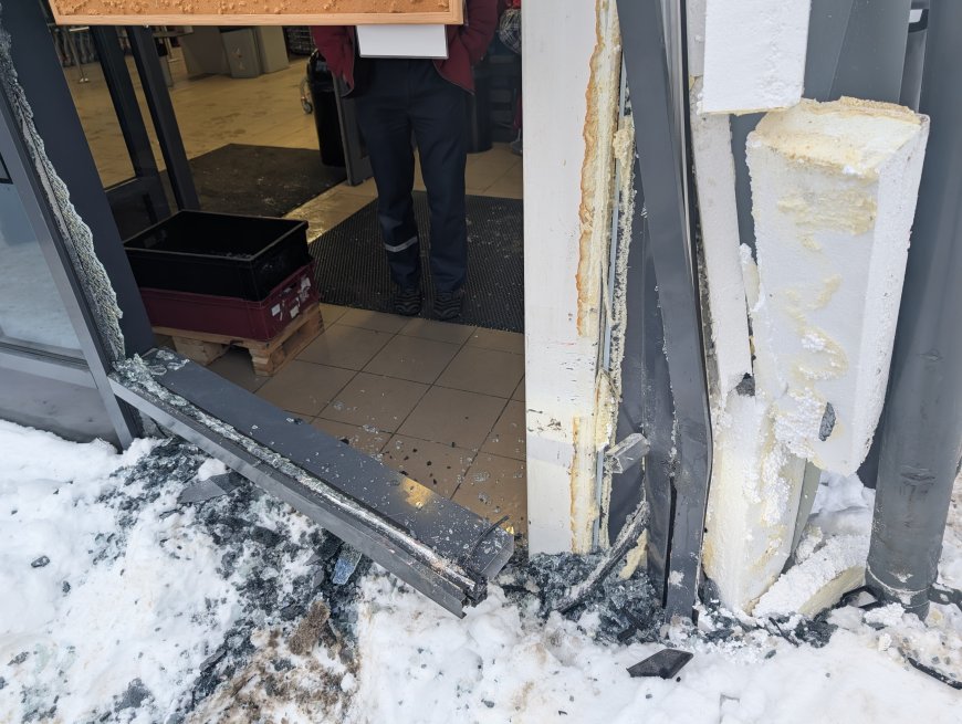 FOTOD JA LUGU |Kuusalu Grossi toidupoes juhtus õnnetus: sõiduauto sõitis  kaupluse klaasfassaadi