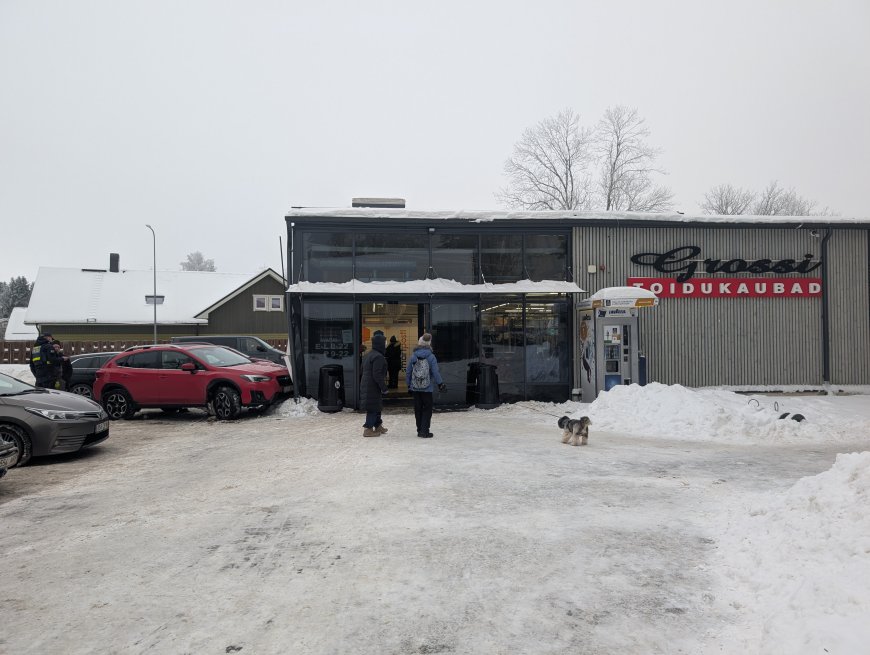 FOTOD JA LUGU |Kuusalu Grossi toidupoes juhtus õnnetus: sõiduauto sõitis  kaupluse klaasfassaadi