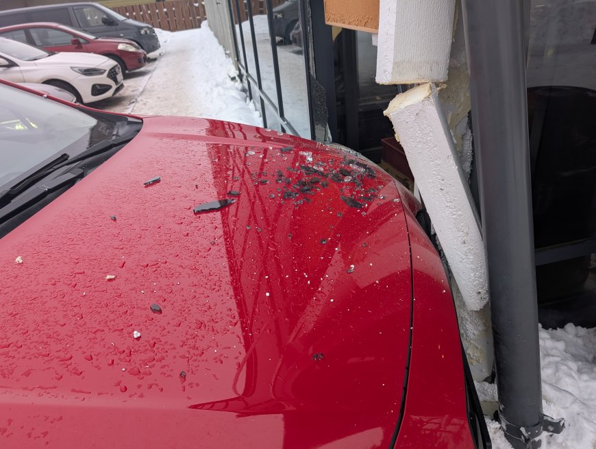 FOTOD JA LUGU |Kuusalu Grossi toidupoes juhtus õnnetus: sõiduauto sõitis  kaupluse klaasfassaadi