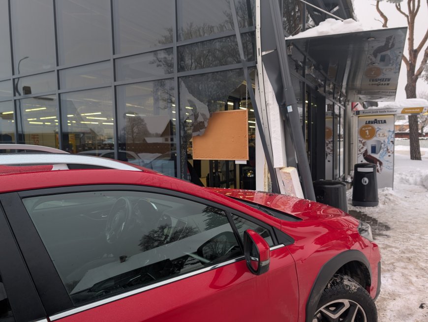 FOTOD JA LUGU |Kuusalu Grossi toidupoes juhtus õnnetus: sõiduauto sõitis  kaupluse klaasfassaadi