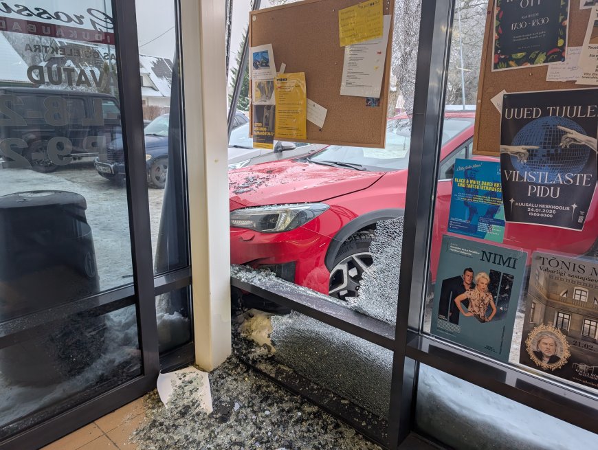FOTOD JA LUGU |Kuusalu Grossi toidupoes juhtus õnnetus: sõiduauto sõitis  kaupluse klaasfassaadi
