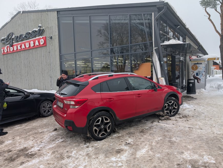 FOTOD JA LUGU |Kuusalu Grossi toidupoes juhtus õnnetus: sõiduauto sõitis  kaupluse klaasfassaadi