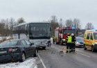 Liiapeksi külas põrkasid kokku buss ja sõiduauto