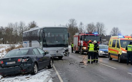 Liiapeksi külas põrkasid kokku buss ja sõiduauto