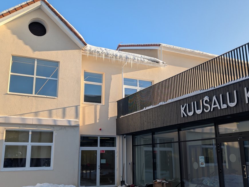 Uuenenud Kuusalu koolimaja lummab sisekujundusega, kuid kutsub fassaadi ääres ettevaatlikkusele