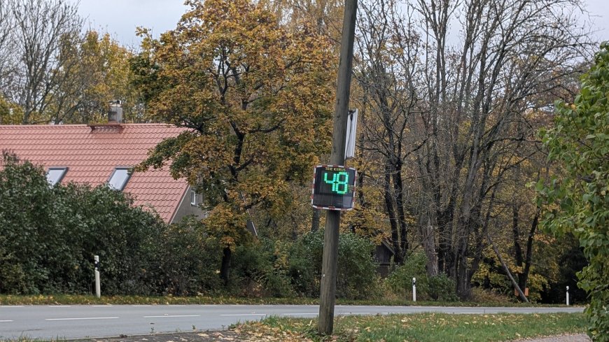 Kuusalu küla kiirusetabloo paljastab: valdava osa juhtide eeskujuliku sõidu kõrval leidub ka ohtlikke kihutajaid